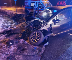Wypadek pod Legionowem, osobówka zderzyła się z tirem. 3 osoby w szpitalu