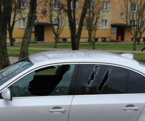 Kolno. Mężczyzna zaparkował bmw na ulicy. Chwilę później nie miał szyb [ZDJĘCIA]