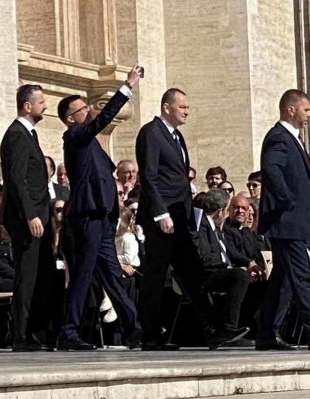 Podczas pogrzebu papieża Franciszka Marszałek Sejmu Szymon Hołownia robi sobie selfie 