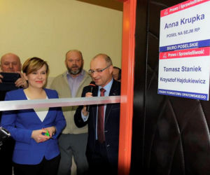 Aniołek Kaczyńskiego otworzyła biuro w domu weselnym