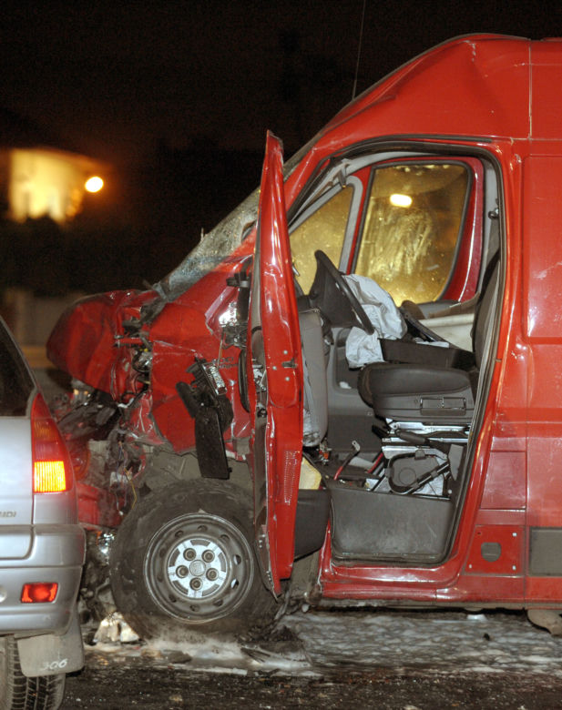 Dziekanów Leśny: Wypadek. Nie żyje pasażer stojącego na poboczu auta, w które uderzył bus GALERIA