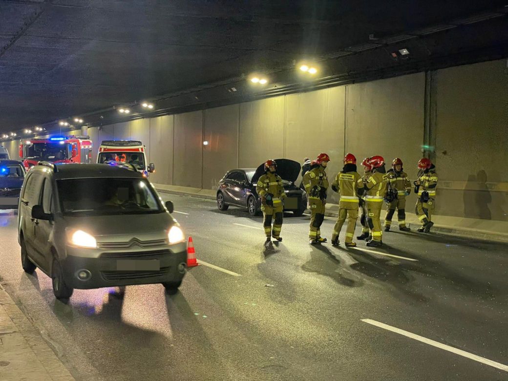 Gigantyczne utrudnienia w tunelu! Trzy osoby ranne. Makabra na Wybrzeżu Kościuszkowskim
