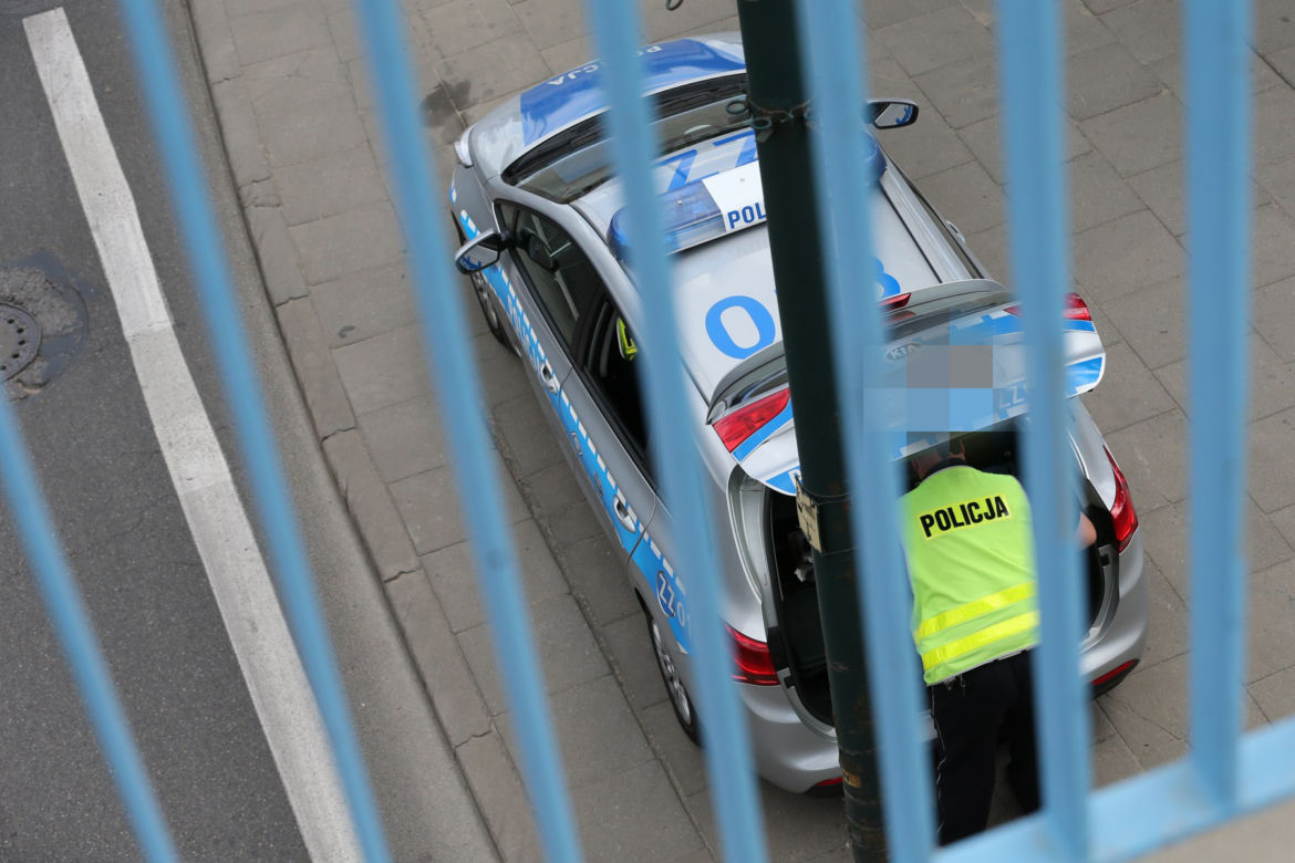 Policjanci kryją się za windą