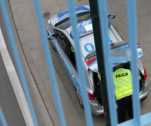 Policjanci kryją się za windą