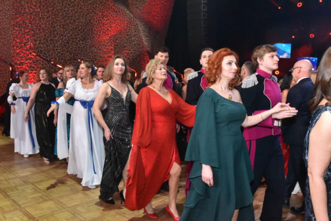 XIV Marszałkowski Bal Dobroczynny w CKK Jordanki. Zdjęcia ze środka. Efektowne kreacje VIP-ów