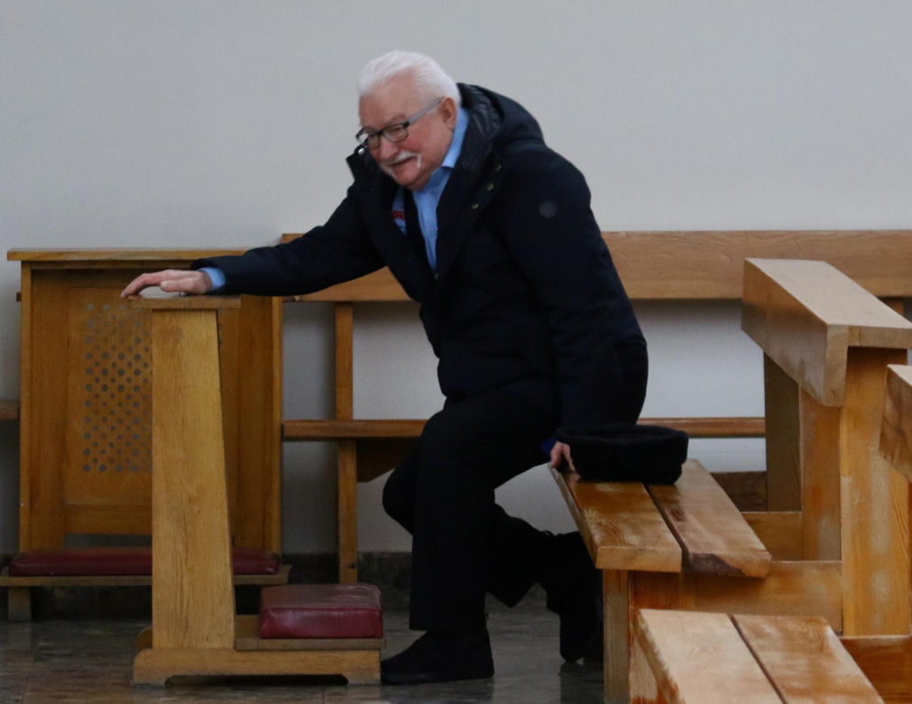 Lech Wałęsa zupełnie sam w pustym kościele. Pojechał się pomodlić tuż przed świętami
