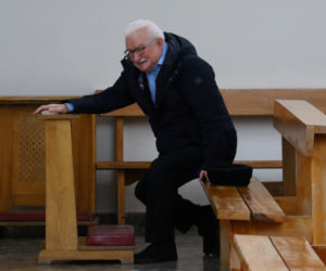 Lech Wałęsa zupełnie sam w pustym kościele. Pojechał się pomodlić tuż przed świętami