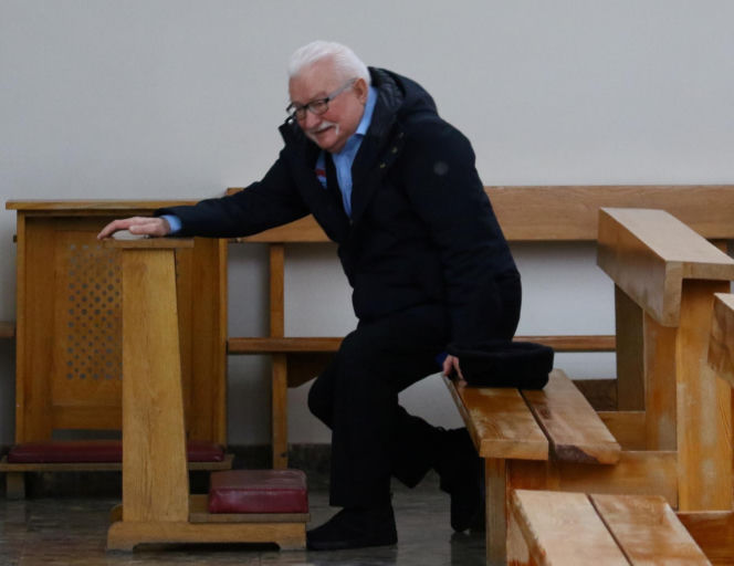 Lech Wałęsa zupełnie sam w pustym kościele. Pojechał się pomodlić tuż przed świętami