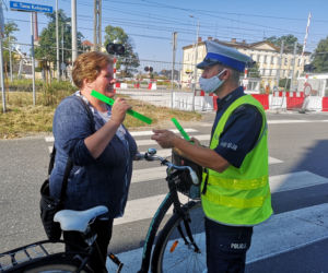 Żeby lepiej było was widać. Leszczyńscy policjanci rozdawali odblaski