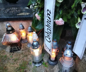 Tragedia w Salisbury. Zamordowane kobiety pochowane w Tarnowie. Grobu nie widać spod kwiatów