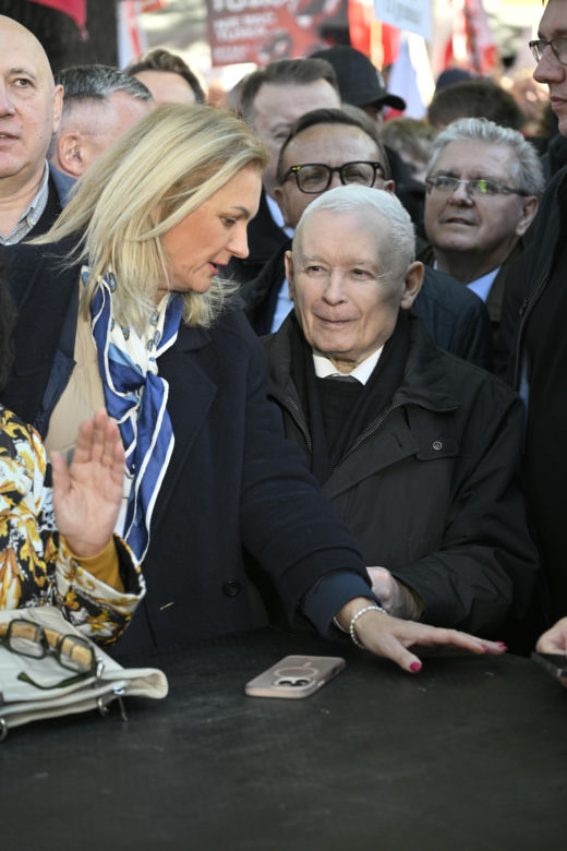 Jarosław Kaczyński w trakcie protestu przed Trybunałem Konstytucyjnym