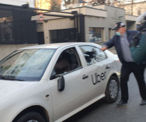 Protest taksówkarzy: Zdemolowany samochód Ubera