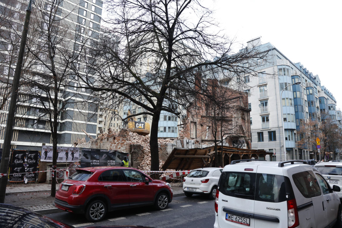 Łucka 8. Kamienica po kolejnych zniszczeniach