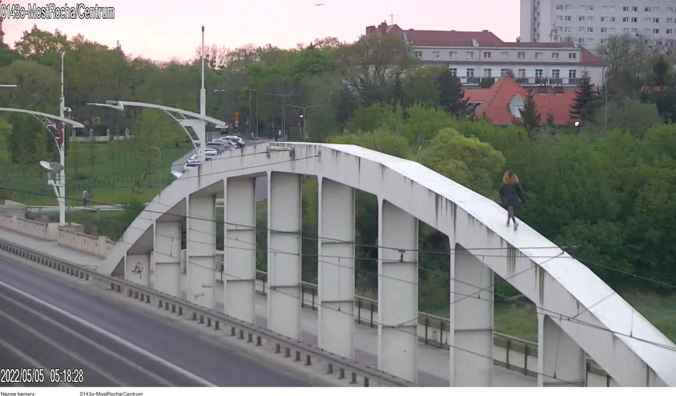 Wdrapała się na most, aby podziwiać miasto. Groza na moście w Poznaniu 