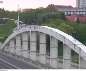 Wdrapała się na most, aby podziwiać miasto. Groza na moście w Poznaniu 