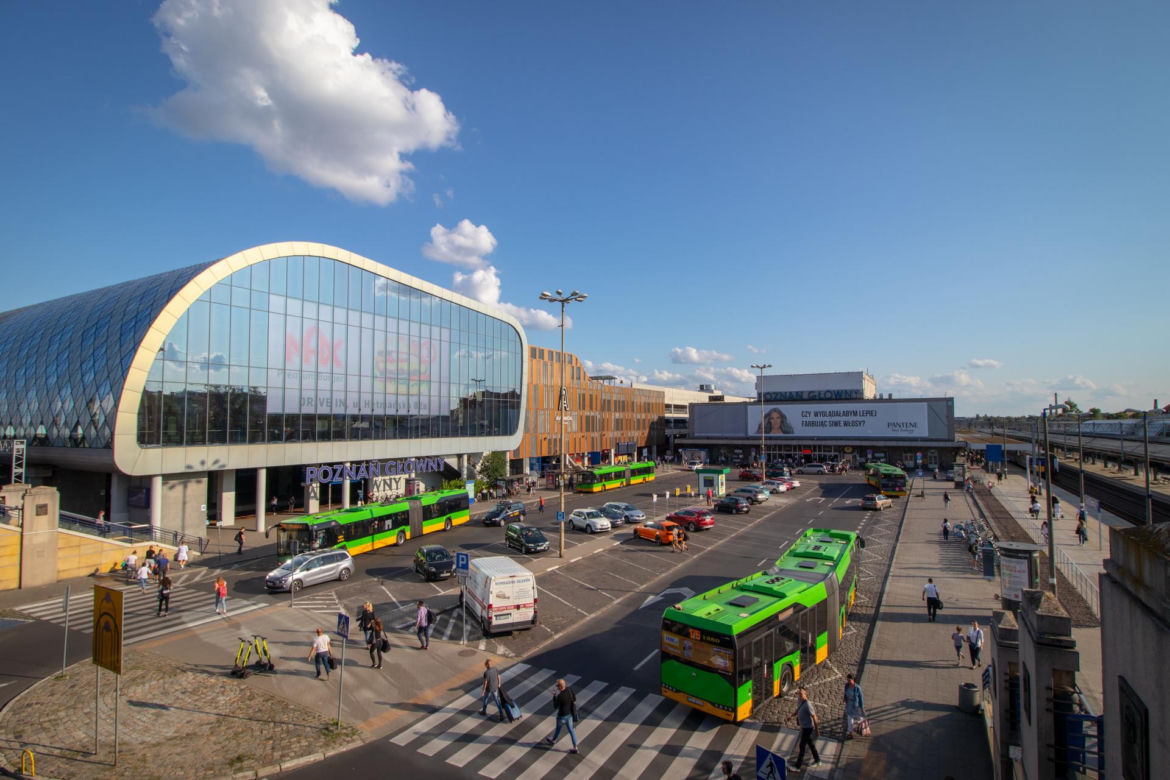 3. Poznań Główny  (“chlebak”) – dworzec, który miał być wizytówką, a został betonowym labiryntem. Sprawdź opis.