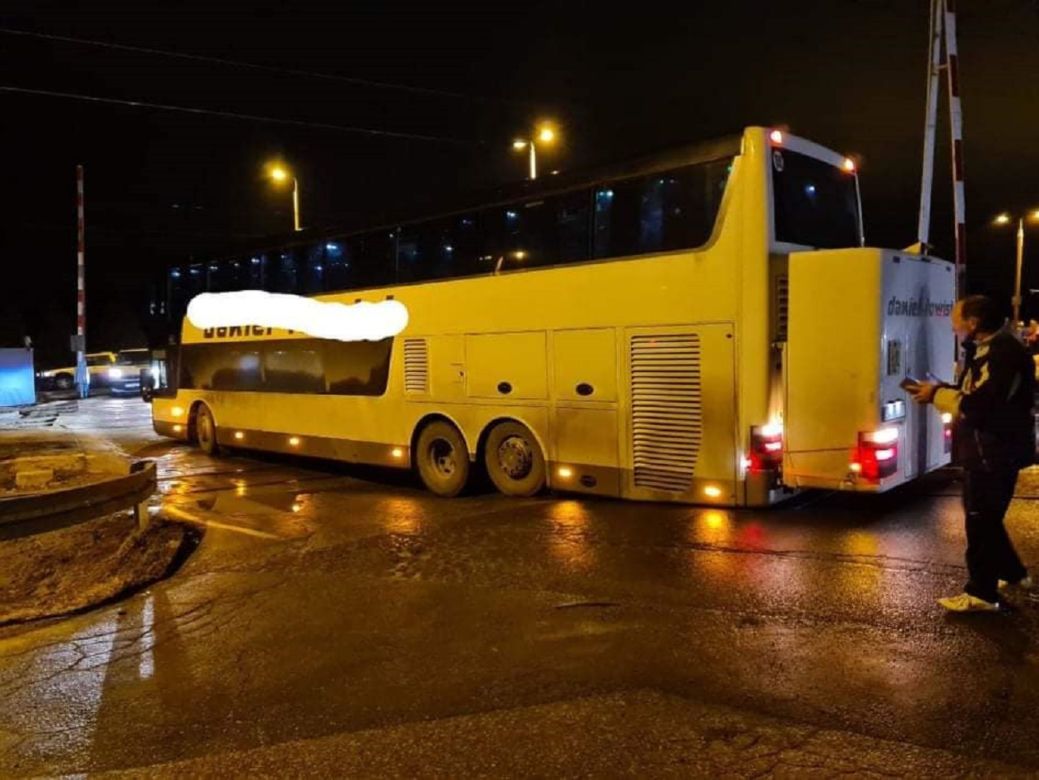 Autokar z dziećmi utknął na przejeździe kolejowym! Podróżni przeżyli koszmar