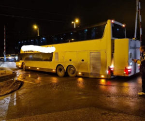 Autokar z dziećmi utknął na przejeździe kolejowym! Podróżni przeżyli koszmar
