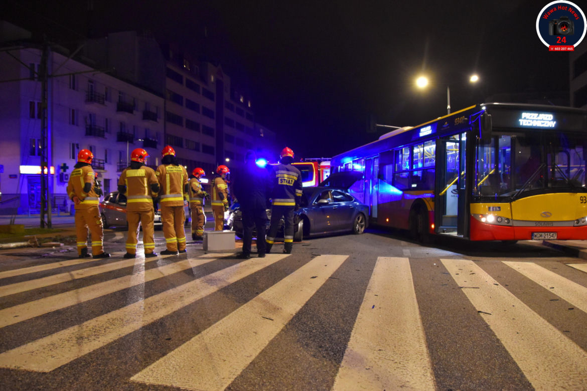 Nocna demolka przy placu Szembeka. Audi skosiło barierki i sygnalizator