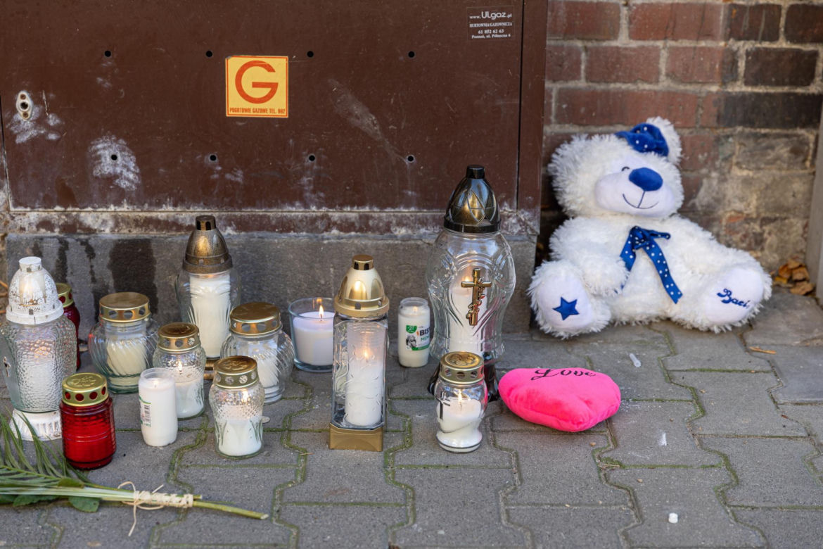 Poznań. Morze zniczy w miejscu tragedii