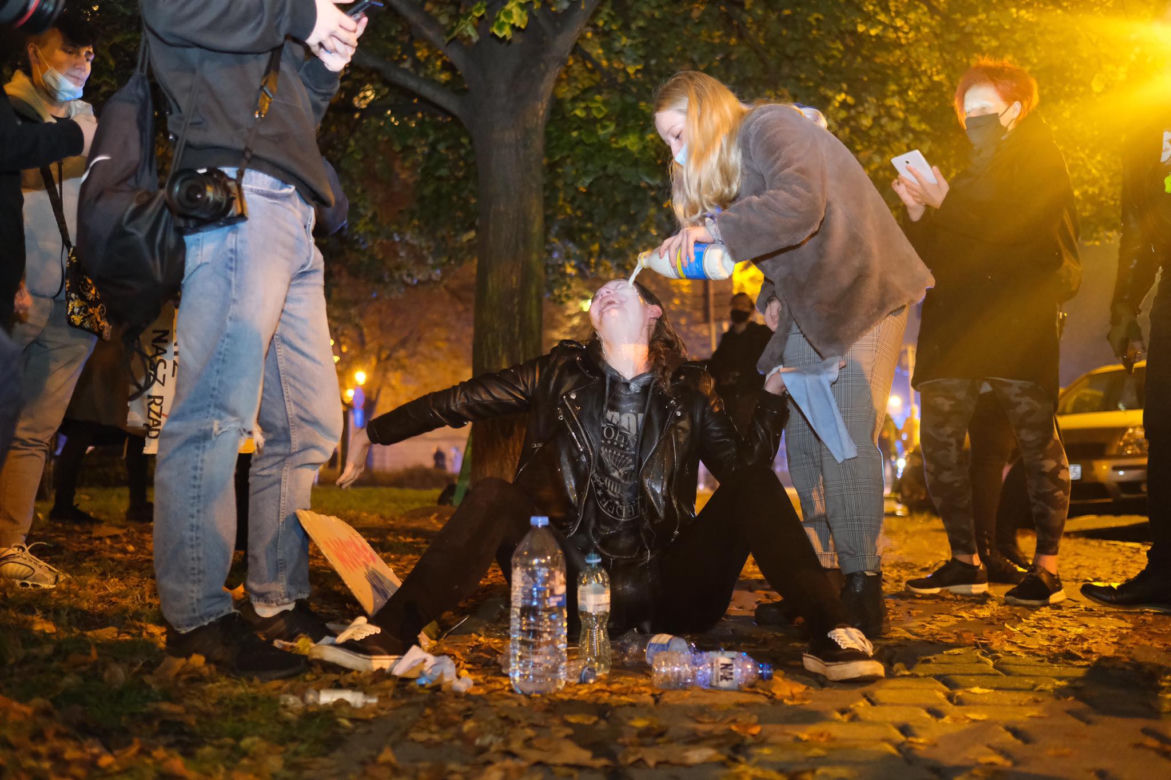 Dziewczyna została potraktowana przez policję gazem. Mleko miało pomóc uśmierzyć ból