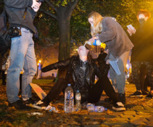 Protestujący po potraktowaniu gazem