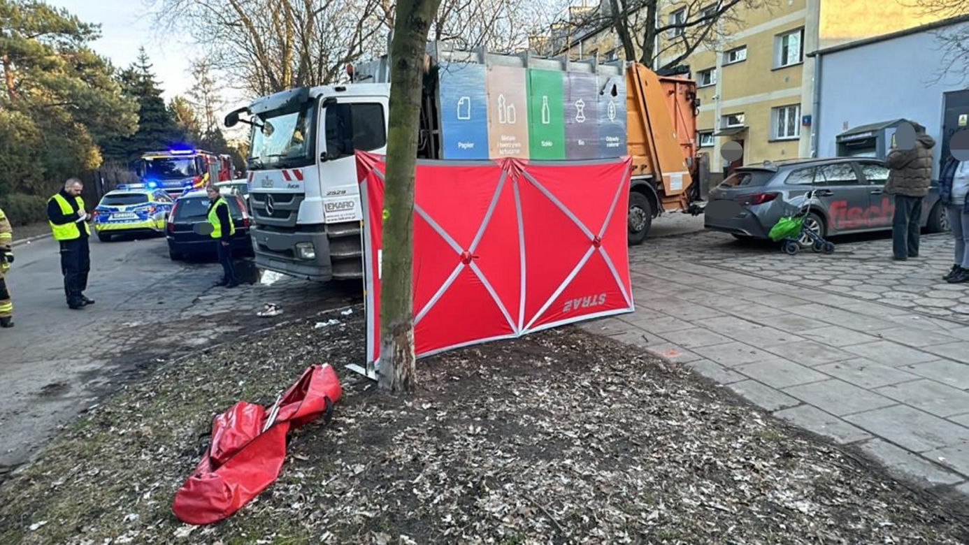 Emerytka zmiażdżona przez śmieciarkę w Warszawie. Na ulicy została plama krwi