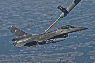 Polski F-16 i francuski Airbus A330 MRTT. Jak wyglądało tankowanie w powietrzu po defiladzie?
