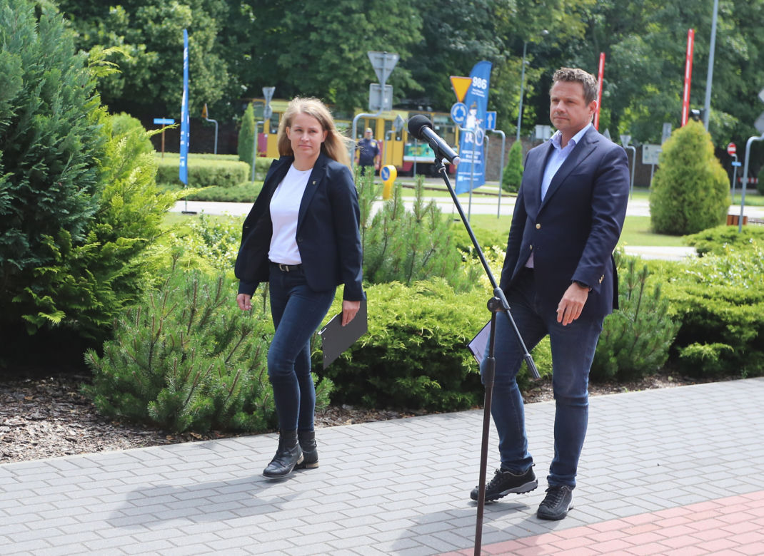 Nowa komendant straży miejskiej wywalczyła podwyżki! Trzaskowski sypnął groszem
