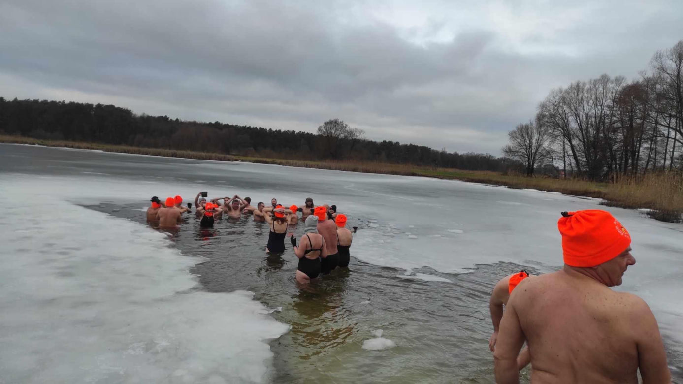 „Krasnostawskie Karpie” znów wskoczyły do zimnej wody! Zobacz, jak morsowali dla WOŚP