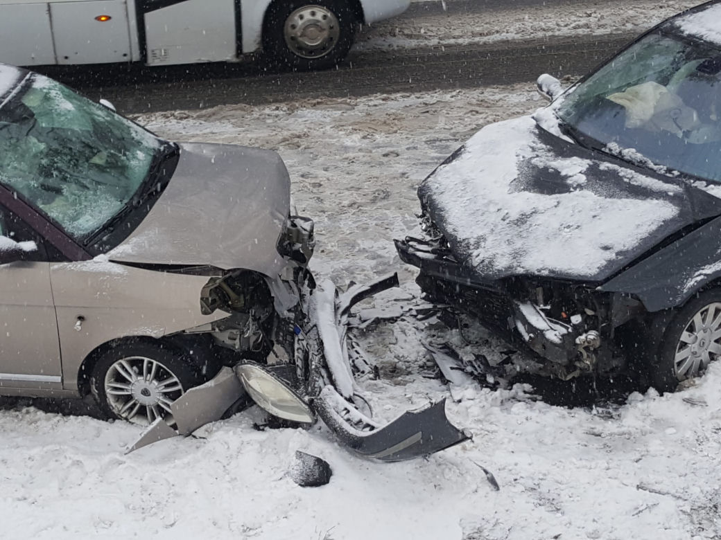 Seria groźnych zdarzeń drogowych po opadach śniegu