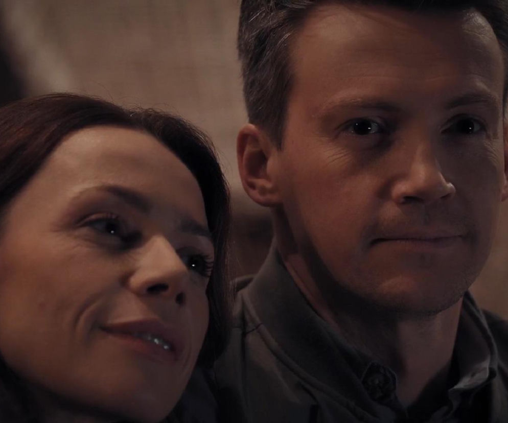 Kadr z serialu M jak miłość przedstawiający Martynę (Magdalena Turczeniewicz) i Jakuba (Krzysztof Kwiatkowski). Kobieta uśmiecha się, patrząc w bok, jej głowa spoczywa na ramieniu mężczyzny. Jakub patrzy prosto w kamerę z poważną miną. Oboje są blisko siebie. Więcej o ich losach na Super Seriale.