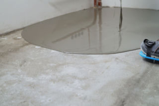 Cementowe i anhydrytowe wylewki podłogowe – parametry, grubość, zastosowanie