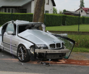 Rozpędzona 20-latka uderzyła w drzewo! Z jej pięknego bmw nic nie zostało [ZDJĘCIA] 