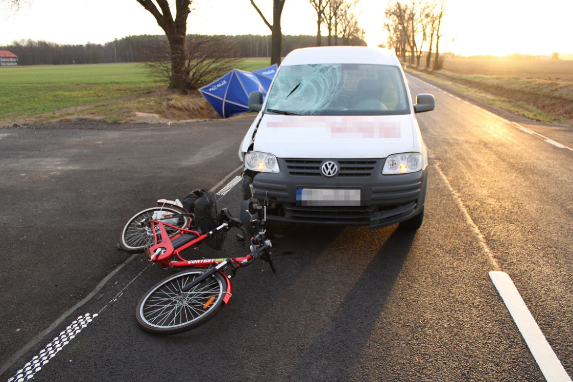Tragiczny wypadek koło Włocławka. Samochód potrącił rowerzystkę. Kobieta nie żyje