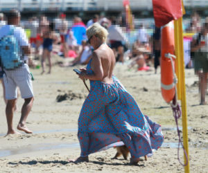 Joanna Racewicz  całuje się na plaży