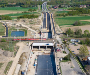 Pociągi mknęły górą, a dołem sunął beton. Rekordowy przecisk sfinalizowany.