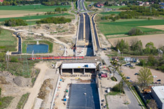 5,5 tysiąca ton w ruchu. Gigantyczny prostopadłościan zajął swoje miejsce pod torami