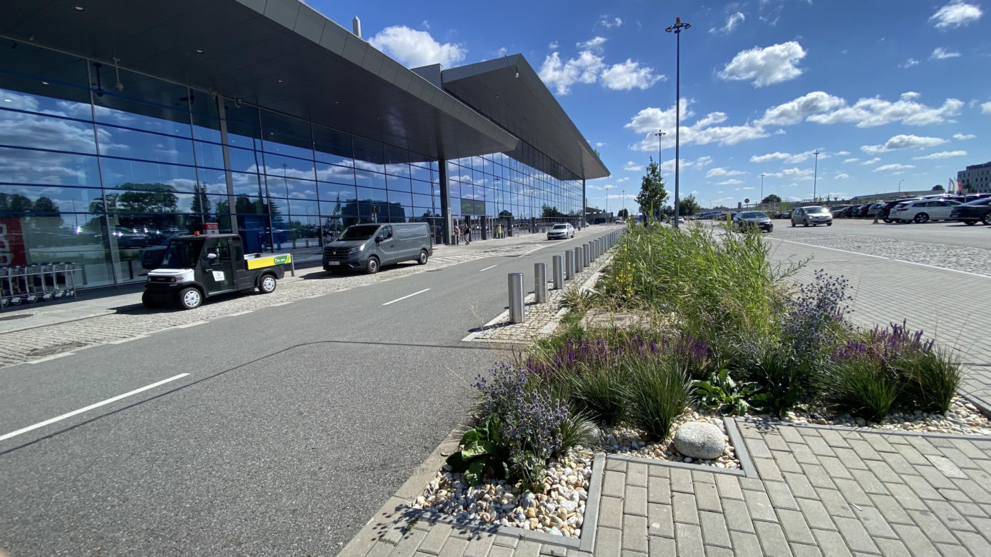 Zazieleniony teren parkingu i pasażu przed terminalami Katowice Airport