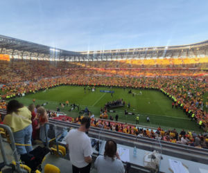 Kibice wbiegli na murawę. Na stadionie feta. Jagiellonia świętuje brązowy medal