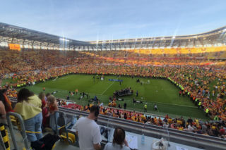 Kibice wbiegli na murawę. Jagiellonia świętuje brązowy medal