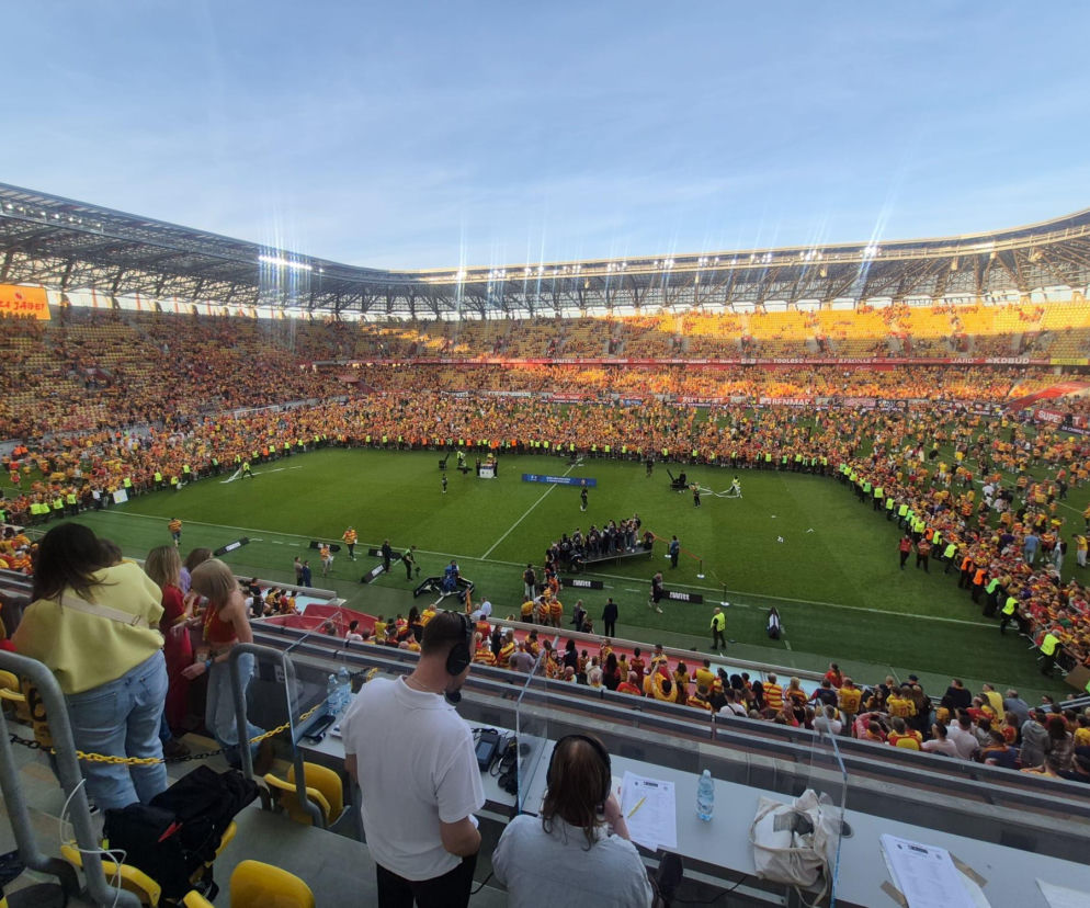 Kibice wbiegli na murawę. Na stadionie feta. Jagiellonia świętuje brązowy medal