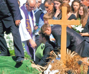Mama i córka pochowane w jednej trumnie