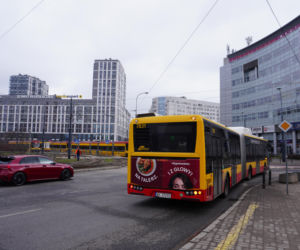Autobus linii 521 na rondzie Wiatraczna