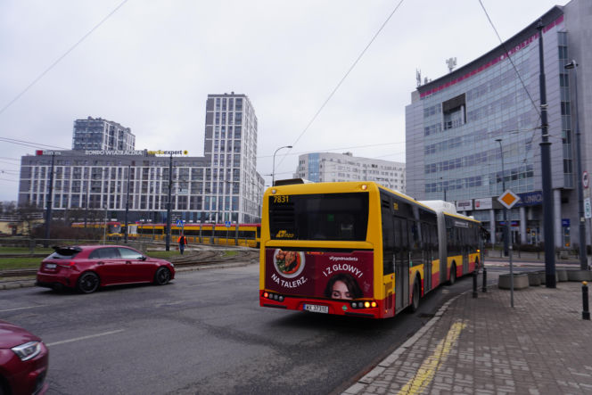 Autobus linii 521 na rondzie Wiatraczna