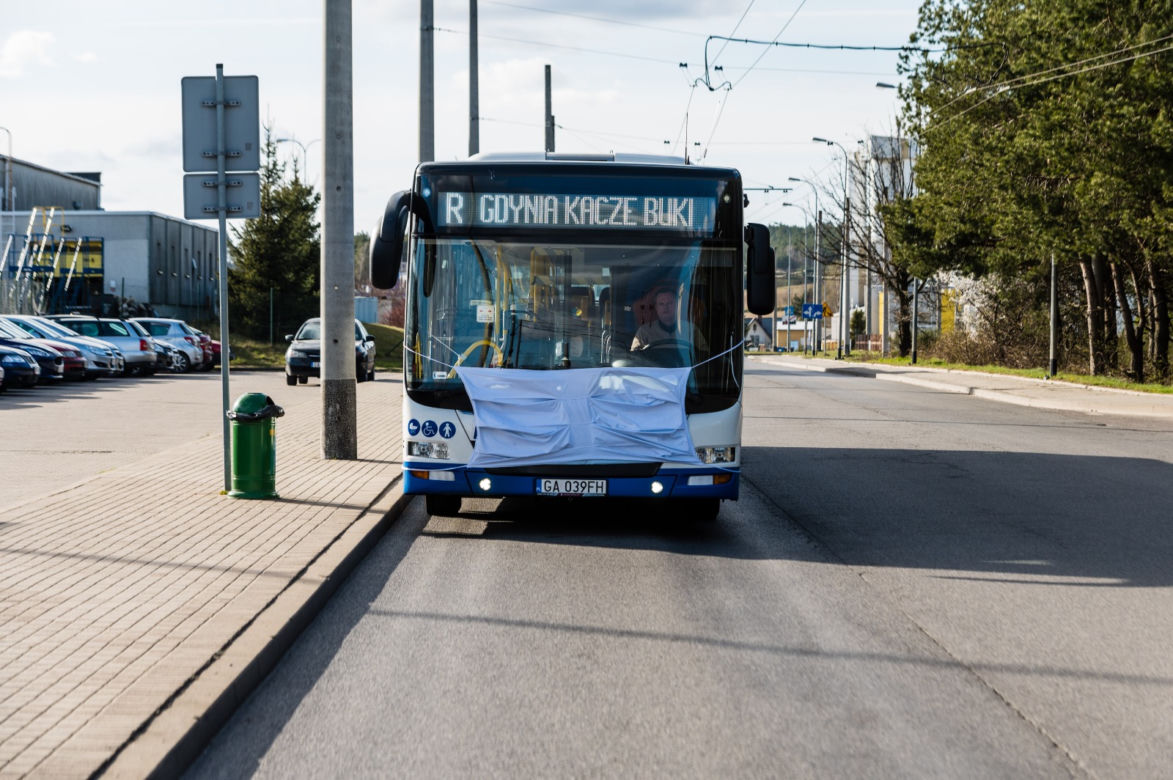 Autobusy w Gdyni, zachęcają do noszenia maseczek