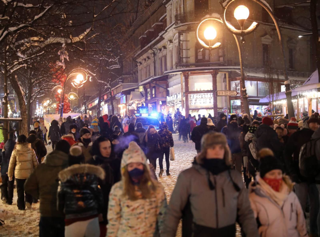 Dzikie TŁUMY na Krupówkach w Zakopanem. Bójki, zatrzymania, mandaty [ZDJĘCIA]