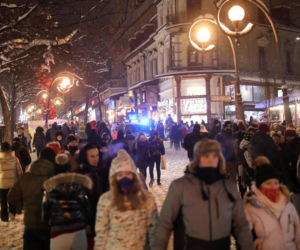 Dzikie TŁUMY na Krupówkach w Zakopanem. Bójki, zatrzymania, mandaty [ZDJĘCIA]