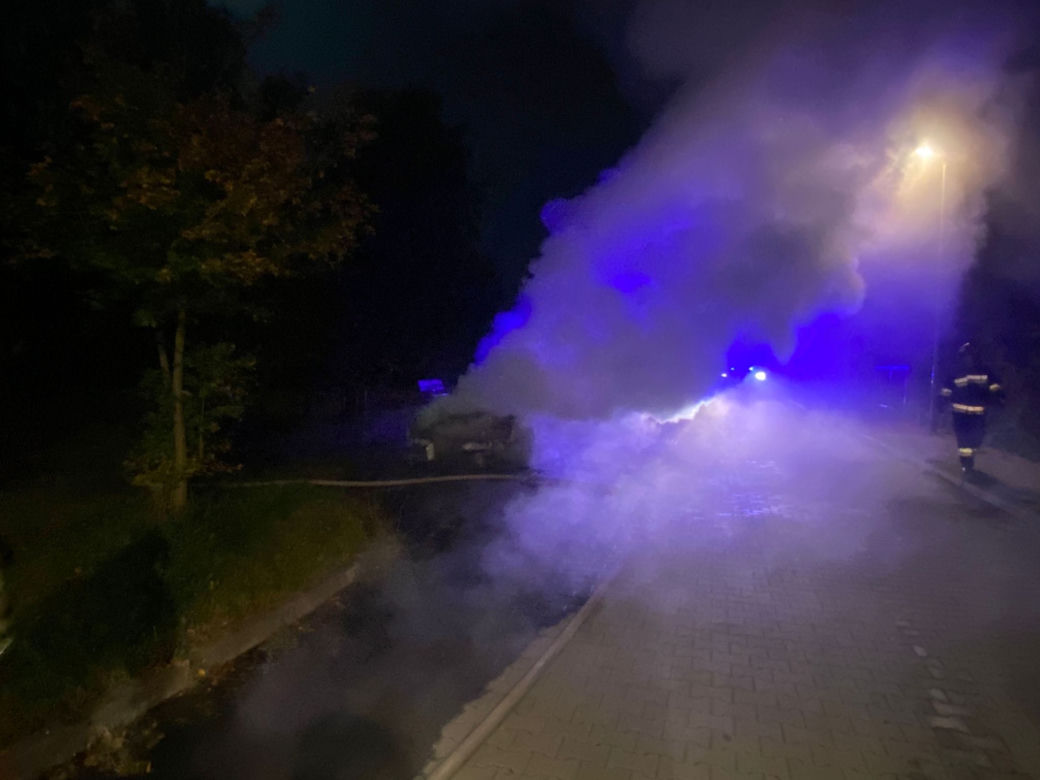 Nocny pożar auta w Toruniu. Akcja strażaków na lewobrzeżu