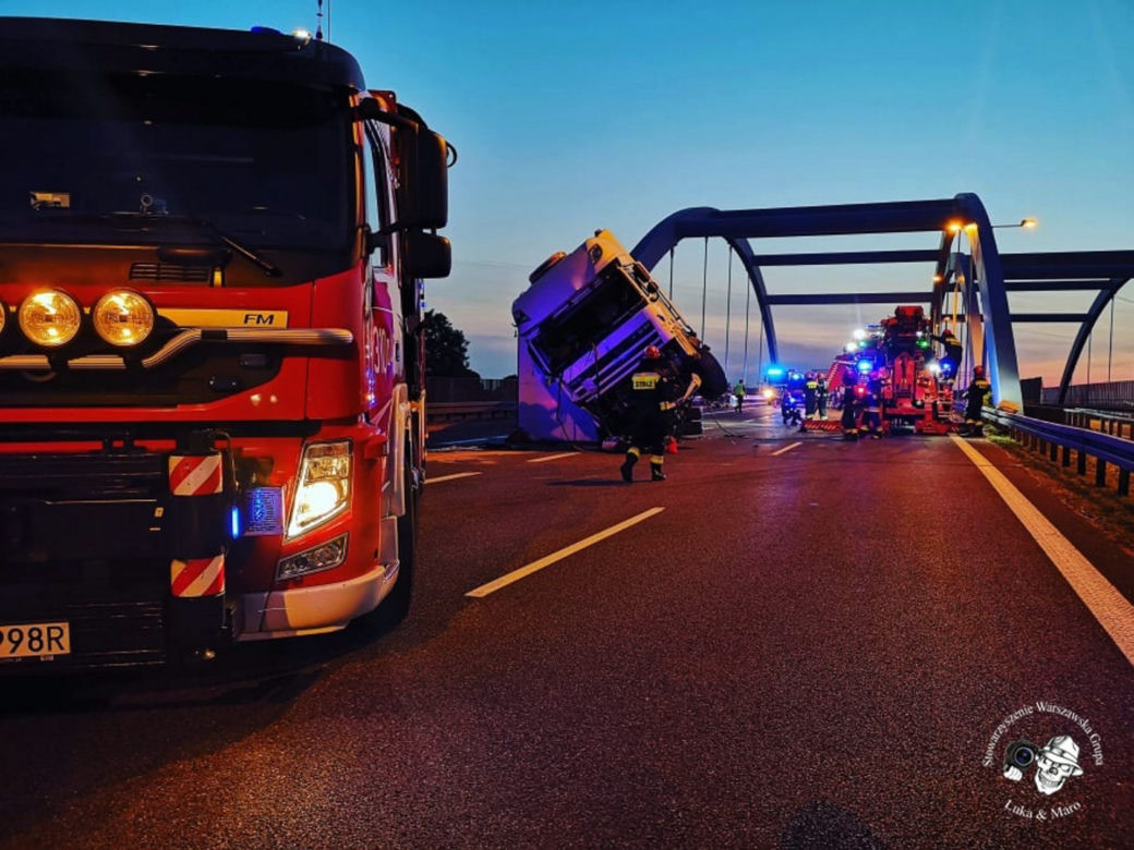 Wypadek na S8, TIR wjechał w drogowców